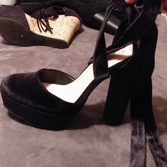 Needing badly to clean out closet lol - Picture 7 of 8